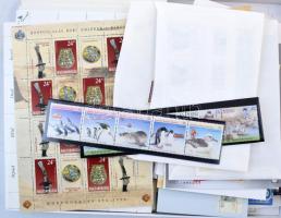 Érdekes vegyes tétel: magyar bélyegek, magasabb névértékű blokkok, külföldi motívum bélyegek modern képeslapok és díjjegyesek, stb. érdemes megnézni!