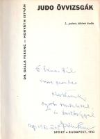 Galla Ferenc - Horváth István:  Judo övvizsgák. (Galla Ferenc által dedikált példány.) Budapest, 1982. Sport (Athenaeum Nyomda). 431 + [1] p. Dedikált: "dr. Simon Pál orvos ezredes elvtársnak őszinte tisztelettel és barátsággal: dr. Galla Ferenc. Bp., 1982. IV. 25." Szövegközti sportábrákkal és -felvételekkel gazdagon illusztrált szakkönyvünk első kiadása 1973-ban jelent meg, példányunk a második, bővített kiadásból való. Prov.: dr. Simon Pál (1939-2025) katonaorvos, minisztériumi munkatárs, az egészségügyi informatika egyik első, hazai előmozdítója. Színes, illusztrált kiadói kartonkötésben.