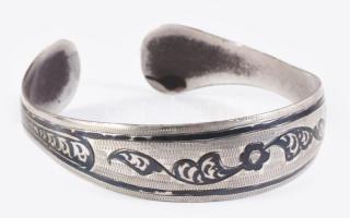 Ezüst (Ag) karperec niellós díszítéssel, 13,2g