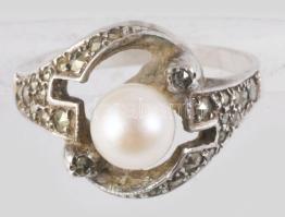 Ezüst (Ag) gyűrű, jelzett, 1966-1998 közötti fémjel, 835-ös ezüst, gyönggyel, m: 52, bruttó 3,76g