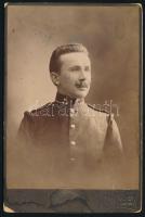 1907 Rudolf Ludwig őrmester aláírt portréja, keményhátú fotó Emil Fischer nagyszebeni műterméből, sz...