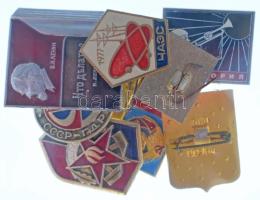 Szovjetunió 9db-os jelvénytétel, közte Interkozmosz, CSZKA Moszkva, stb. T:AU,XF
Soviet Union 9pcs ...