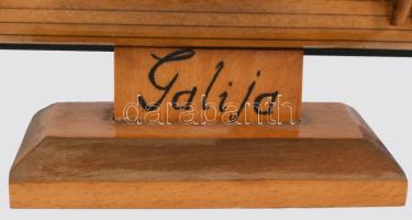 17. századi gálya sokdarabos kézműves makettje, cca 60x48 cm