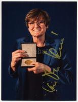 Karikó Katalin (1955-) fiziológiai és orvostudományi Nobel-díjas biokémikus aláírása az őt ábrázoló ...