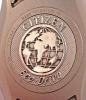 Citizen Eco-Drive karóra, fém szíjjal, kvarc, d: 34mm