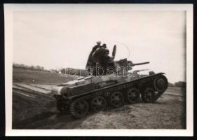 1939 A magyar gyártású 38M Toldi könnyű harckocsi tereppróbán, fedélzeten Pleskott Dezső fejlesztőmé...
