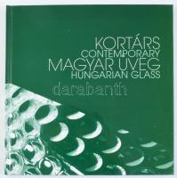 Kortárs magyar üveg. Contemporary Hungarian Glass. Varga Vera előszavával. Győr, 2012, Magyar Képzőművészek Szövetsége. Magyar és angol nyelven. Gazdag képanyaggal, Kertészefi Ágnes, Pályák János, Gondrán Gertrúd, Szőke Barbara, Kecskés Krisztina, László Kyra, Botz Alexandra, Fábry János, Szilágyi Csilla, Borkovics Péter, Balogh Eleonóra, Gonzales Gábor, Vida Zsuzsa, Bohus Zoltán, Lukácsi László, Gáspár György, Botos Péter, Horváth Zsófia, Hefter László, Farkas Vajk, Czebe István, Budahelyi Tibor, Németh Hajnal Auróra, Terebessy L. Föld, Bicsár Vendel, Szilcz Mariann, Vancsura Rita, Erdei Sándor, Nagy Annamária, Hermann Katalin, Kiss Miklós, Darabos Anita, Dárday Nikolett, Mezősi Eszter, Köblitz Birgit, Borbás Dorka, Fűri Judit, Sipos Balázs, Ioannidu Thomai, Smetana Ágnes, Horváth Márton, L. Szabó Erzsébet, Horányi Ágnes, Erdőcs Márta, Grünfelder Judit, Fördős Renáta, Csala Zsuzsa, Gárdonyi Ágnes, Csere Ilona, Győrig Katalin, Dombi Lívia munkáival illusztrált kiállítási katalógus. Kiadói kartonált papírkötés.