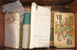 Régebbi fa doboz, benne több pakli kártyával, benne Tarokk kártya