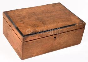 Régebbi fa doboz, benne több pakli kártyával, benne Tarokk kártya