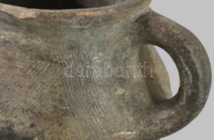 Egyfüles edény. Kárpát-medence, Avar kor, felületi sérüléssel, m: 12 cm /// Single-handled vessel. C...