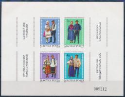 1981 Magyarországi nemzetiségek népviselete vágott bélyeg (4.000)