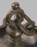 Thookkuvilakku. Indiai ünnepi templomi olajlámpa. Bronz, cca 1800, Dél-India, d: 14 cm, teljes m: 58...