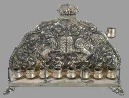 Ezüst (Ag) hanukia a kőtáblákat tartó oroszlánok ábrázolásával, samesszel. 1894, Orosz Birodalom, IP...