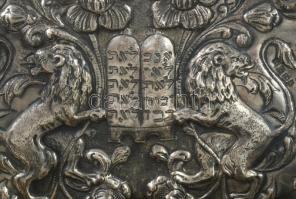 Ezüst (Ag) hanukia a kőtáblákat tartó oroszlánok ábrázolásával, samesszel. 1894, Orosz Birodalom, IP...