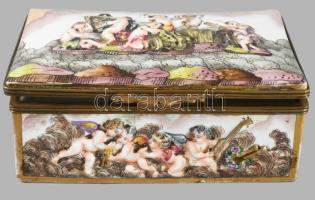 Capodimonte ékszeres doboz, különböző tevékenységeket végző kerubok plasztikus alakjával díszítve. N...
