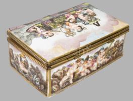 Capodimonte ékszeres doboz, különböző tevékenységeket végző kerubok plasztikus alakjával díszítve. N...