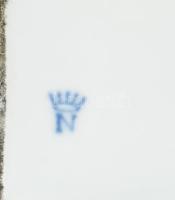 Capodimonte ékszeres doboz, különböző tevékenységeket végző kerubok plasztikus alakjával díszítve. N...