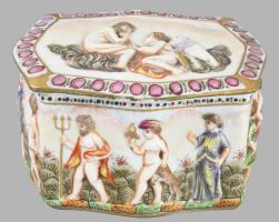 Capodimonte ékszeres doboz, fedelén és oldalán plasztikus figurákkal díszítve. Nápoly, cca 1900, jel...