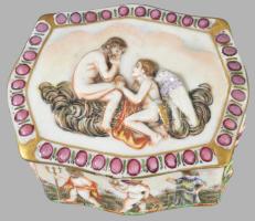 Capodimonte ékszeres doboz, fedelén és oldalán plasztikus figurákkal díszítve. Nápoly, cca 1900, jel...