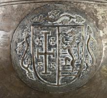 cca 1955 George Stephanides ciprusi ezüst (Ag) kínáló, üvegbetéttel, oldalán címeres díszítménnyel. ...