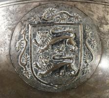 cca 1955 George Stephanides ciprusi ezüst (Ag) kínáló, üvegbetéttel, oldalán címeres díszítménnyel. ...