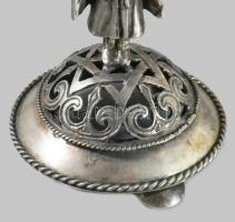 Ezüst (Ag) menórát tartó rabbi alakjával díszített besamin tartó. cca 1879, Orosz Birodalom, jelzett...