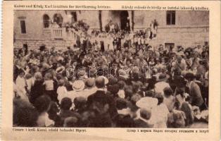 Károly császár és király az isztriai lakosság körében, képeslapfüzetből / Charles I of Austria among...