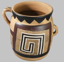 Meandermintás aszimmetrikus kétfüles kerámia váza. Jelzett, hibátlan, m: 21,5 cm