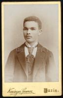 1897 Elegáns fiatalember portréja, vizitkártya Karinger Ferenc bazini (Pezinok) műterméből, a hátold...