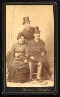 cca 1880-1890 Családi portré, vizitkártya Kiszer Nándor budapesti (VI., Nagymező utca 6.) műterméből...