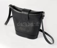 Vera Pelle olasz bőr női oldaltáska, 22x24 cm