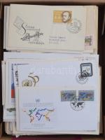 Kb 150 db magyar FDC, közte sok futott + 17 külföldi FDC dobozban