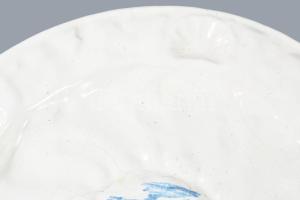 cca 1800 Nagyméretű olasz majolika dísztál. Deruta stílusú kerub mintás díszítéssel, anyagában formá...