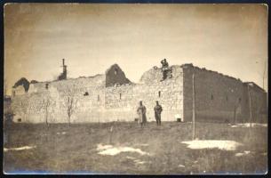 cca 1915 ,,Montenegrói ágyuk munkája egy határszéli kaszárnyánkon", szétlőtt osztrák-magyar lak...