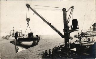 Osztrák-magyar gőzbárka vízbe eresztése egy csata hajóról / Hissen einer Dampfbarke. A. Fischer Pola...