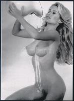 cca 1960 Claudia Cardinale (1938-2025) olasz színésznő tejben fürdik, szolidan erotikus felvétel, 1 ...