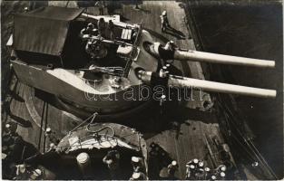 Pola, Pula; Geschützübungen auf einem Kriegsschiffe. Verlag A. Fischer Nr. 585. /Ágyúgyakorlatok egy...