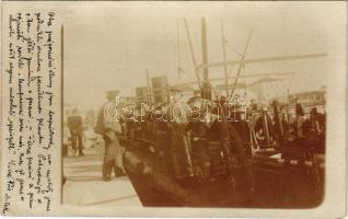 Pola, Pula; Osztrák-magyar haditengerészet, matrózok egy hajón a kikötőben / K.u.k. Kriegsmarine, Na...