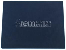 Éremtartó kazetta összesen 24 férőhellyel (50x50mm) kivehető tálcával, használt, de jó állapotban