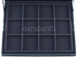 Éremtartó kazetta összesen 24 férőhellyel (50x50mm) kivehető tálcával, használt, de jó állapotban