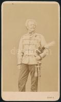 cca 1867 Férfi díszmagyarban, keményhátú fotó Gévay Béla pesti műterméből, hátoldalon a műterem képé...