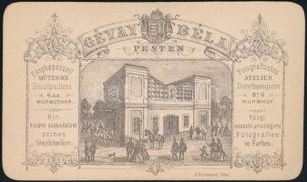 cca 1867 Férfi díszmagyarban, keményhátú fotó Gévay Béla pesti műterméből, hátoldalon a műterem képé...