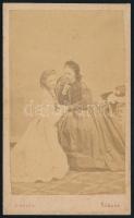 cca 1867 Jókay Károlyné és Jókay Jolán, keményhátú fotó Máger Ottó műterméből, hátoldala sérült, 10,...