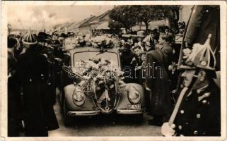 1938 Léva, Levice; bevonulás, automobil, német katonák, hátoldalon magyar zászlós szalag és visszaté...