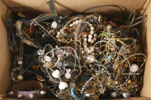 4 kg vegyes bizsu tétel, közte jó darabokkal, átnézésre érdemes!