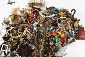 4 kg vegyes bizsu tétel, közte jó darabokkal, átnézésre érdemes!