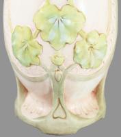 cca 1920 Royal Dux szecessziós kétfüles kandallóváza. Plasztikus virágmintákkal, jelzett, talpánál l...