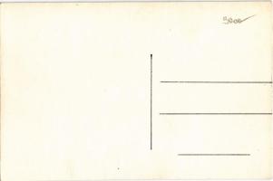 Hölgy a fürdőszobában, humoros grafika / lady in the bathroom, humour graphic art postcard (hullámos...