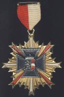 Vaskereszttel és oroszlános címerrel ellátott piros-fehér mellszalagos kitüntetés T:2