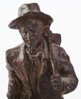 Öregúr fejszével rezin dísz, m: 24 cm